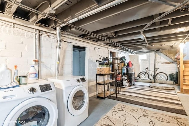 2417 Maryland Pike, Des Moines, IA 50310 - laundry room featuring independent washer and dryer