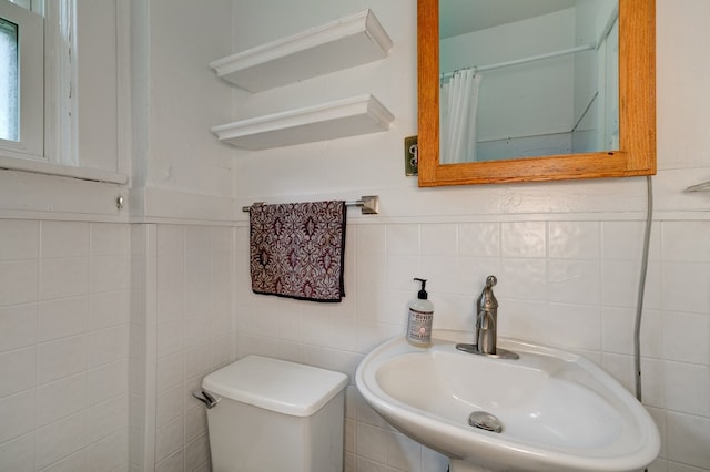 2736 College Ave, Des Moines, IA 50311 - full bathroom featuring tile walls and curtained shower