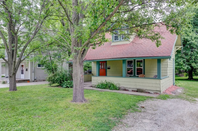 2736 College Ave, Des Moines, IA 50311 - view of front facade with a porch, a front lawn, and a shingled roof