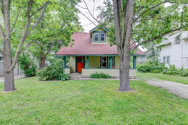 2736 College Ave, Des Moines, IA 50311 - view of front of home with a porch, a front yard, and roof with shingles