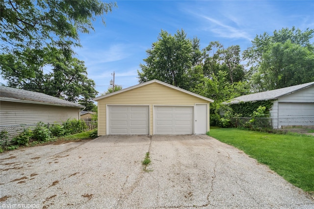 737 38th St, Des Moines, IA 50312 - view of detached garage