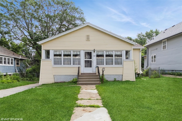 737 38th St, Des Moines, IA 50312 - view of front facade with entry steps and a front yard