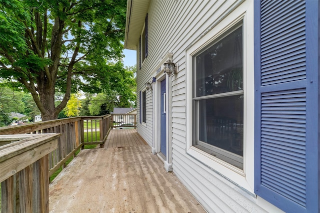 2800 E Douglas Ave, Des Moines, IA 50317 - view of wooden terrace