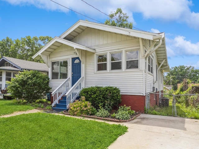3324 Rollins Ave, Des Moines, IA 50312 - bungalow featuring entry steps