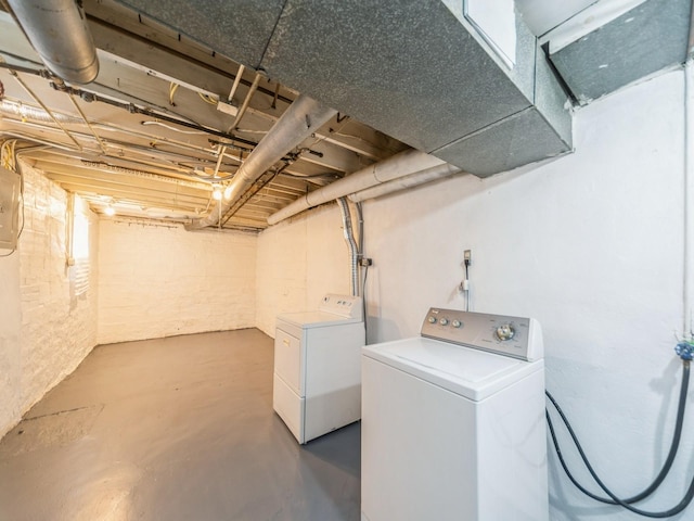 3324 Rollins Ave, Des Moines, IA 50312 - laundry area featuring washing machine and clothes dryer