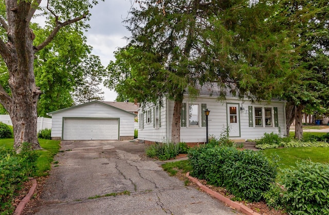 16 E Leach Ave, Des Moines, IA 50315 - view of front of property with a detached garage