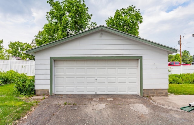 16 E Leach Ave, Des Moines, IA 50315 - view of detached garage