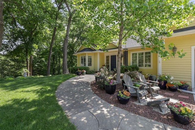 4210 Beaver Hills Dr, Des Moines, IA 50310 - view of front of property featuring a front yard and a patio area