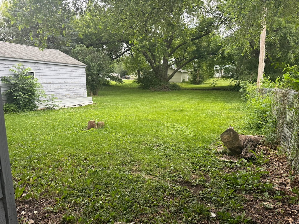 1220 Spencer St, Grinnell, IA 50112 - view of grassy yard