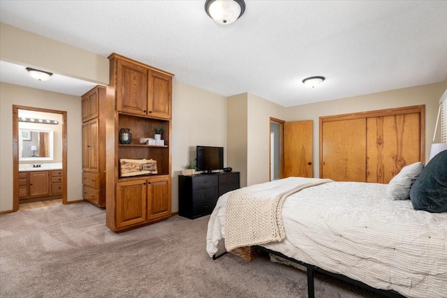 2325 61st St, Des Moines, IA 50322 - bedroom featuring light carpet, ensuite bath, and a closet