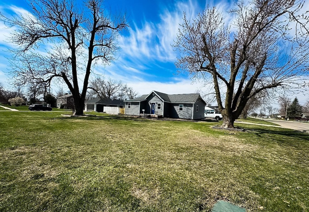 1533 Spencer St, Grinnell, IA 50112 - view of front of house with a front yard