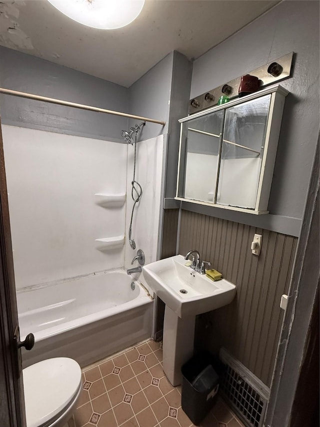 208 E 16th St, Des Moines, IA 50316 - bathroom featuring toilet and bathing tub / shower combination