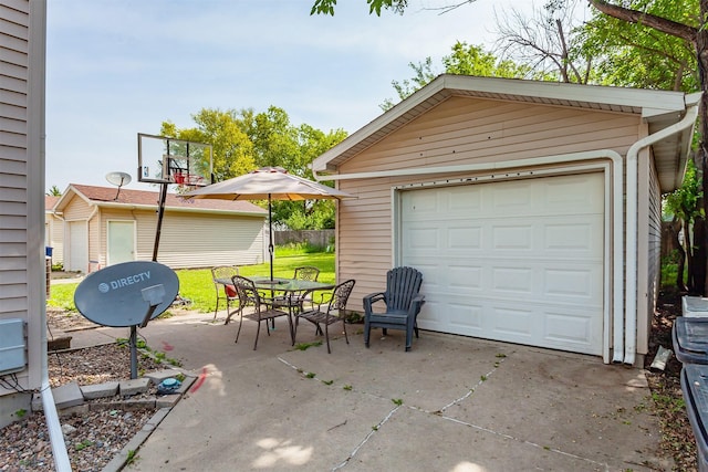4505/4507 51st St, Des Moines, IA 50310 - detached garage with driveway