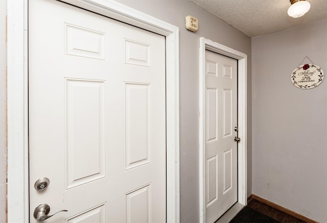 4505/4507 51st St, Des Moines, IA 50310 - detailed view of a textured ceiling and baseboards