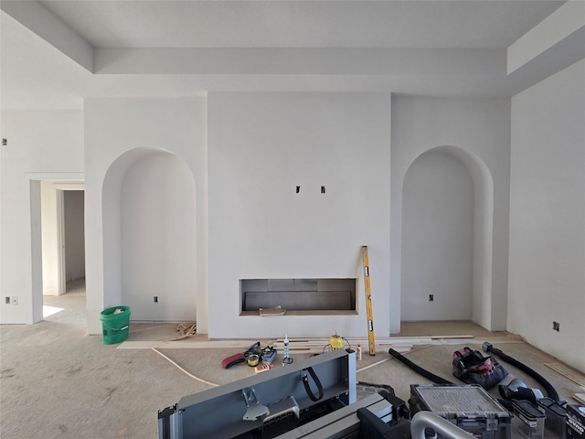 4617 Centennial Blvd, Urbandale, IA 50323 - living area featuring arched walkways