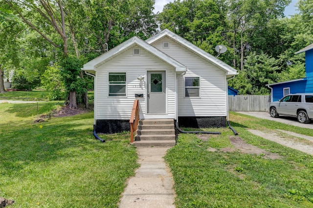 1512 2nd Pl, Des Moines, IA 50314 - view of front facade featuring entry steps and view of scattered trees