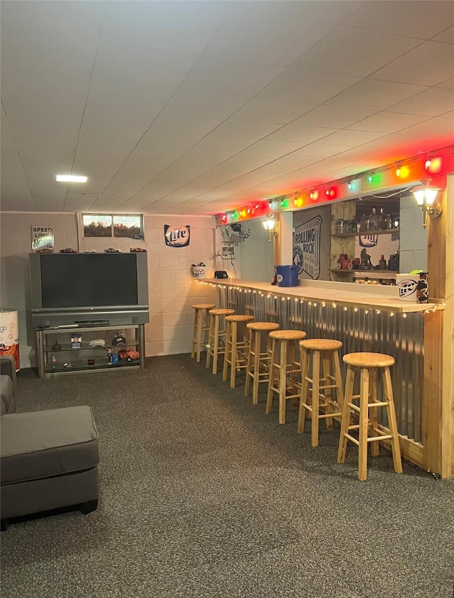 4301 43rd St, Des Moines, IA 50310 - view of indoor dry bar