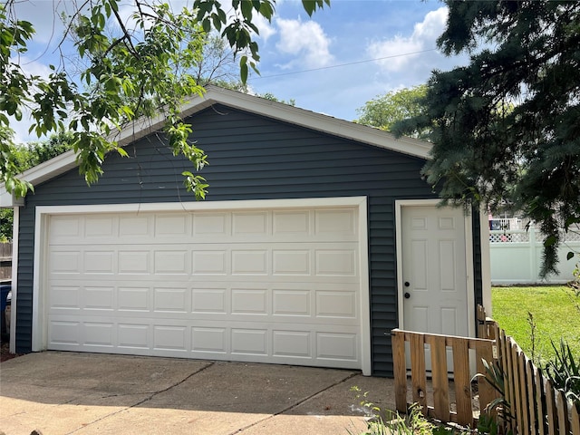 4301 43rd St, Des Moines, IA 50310 - view of garage