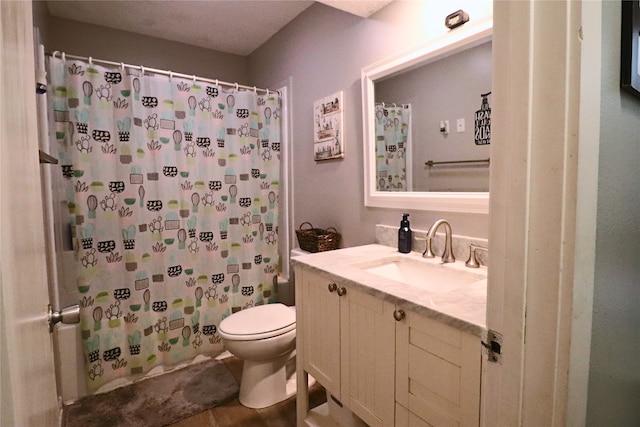 204 25th Ave SW, Altoona, IA 50009 - full bath with vanity, curtained shower, and wood finished floors