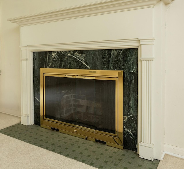 5800 Pleasant Dr, Des Moines, IA 50312 - detailed view of carpet flooring