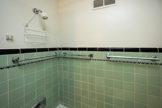 5800 Pleasant Dr, Des Moines, IA 50312 - bathroom featuring tiled shower