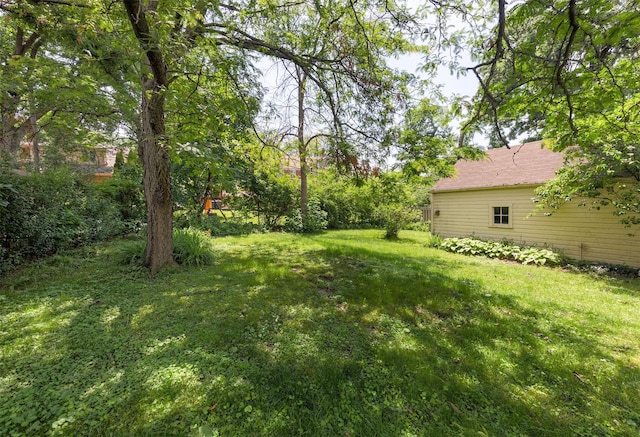 5800 Pleasant Dr, Des Moines, IA 50312 - view of green lawn