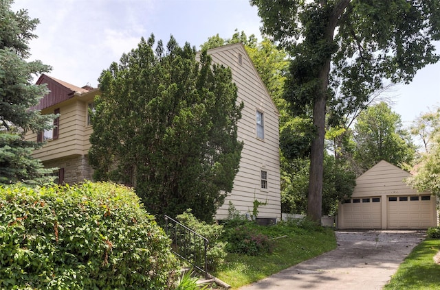 5800 Pleasant Dr, Des Moines, IA 50312 - view of side of property featuring an outbuilding and a detached garage