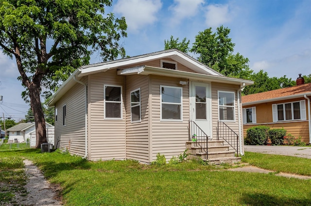 3308 Cambridge St, Des Moines, IA 50313 - view of front of home with entry steps and a front yard