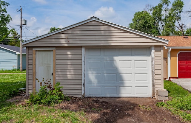 3308 Cambridge St, Des Moines, IA 50313 - view of garage