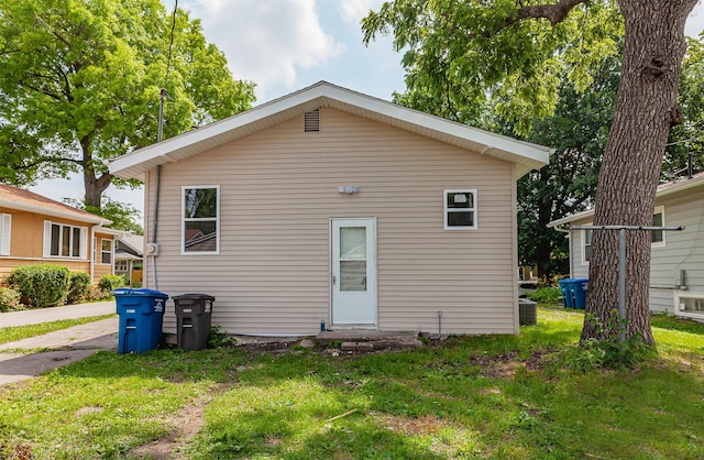 3308 Cambridge St, Des Moines, IA 50313 - rear view of house with a yard