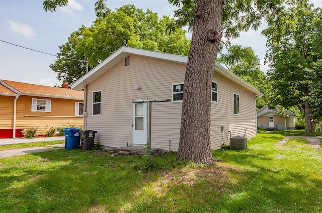 3308 Cambridge St, Des Moines, IA 50313 - back of property with a lawn