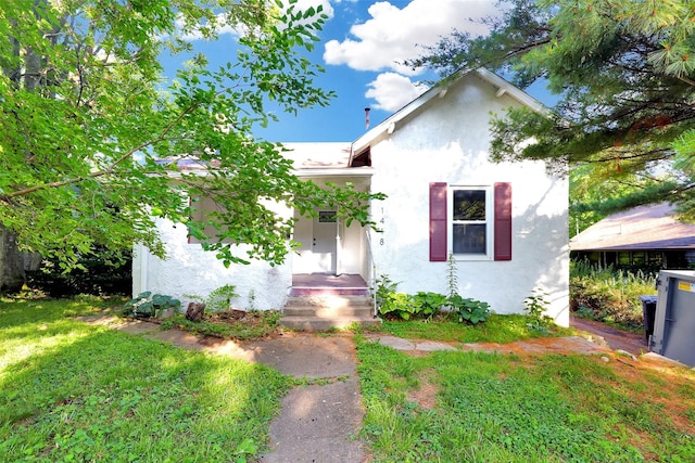 1418 33rd St, Des Moines, IA 50311 - view of front of house with stucco siding and a front yard