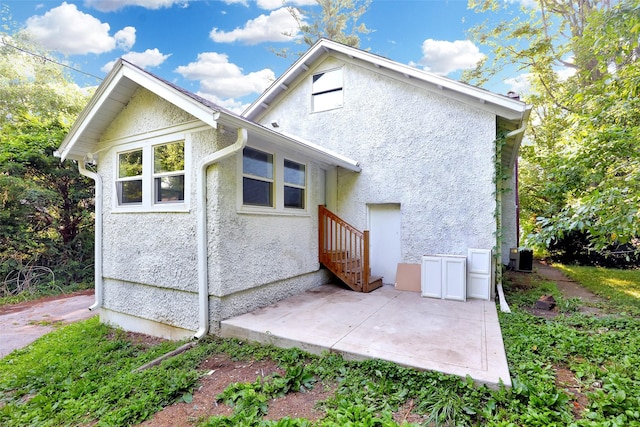 1418 33rd St, Des Moines, IA 50311 - back of house with stucco siding and a patio area