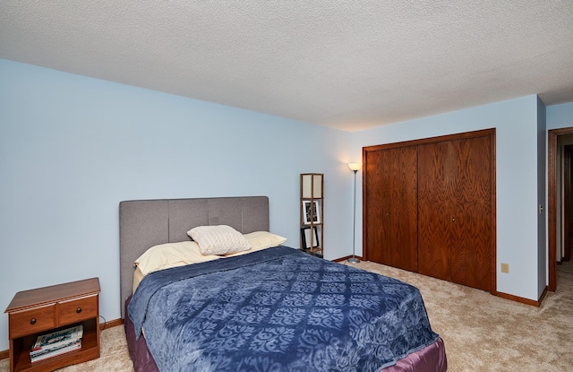 4718 71st St, Urbandale, IA 50322 - bedroom featuring carpet floors, a closet, and a textured ceiling