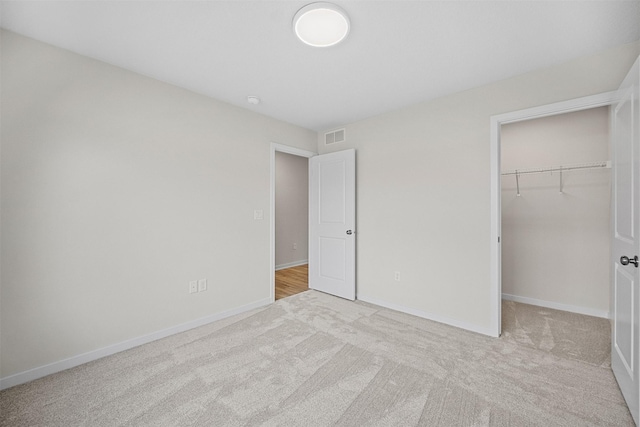 4400 Honey Bee Rdg, Des Moines, IA 50317 - unfurnished bedroom featuring carpet, a spacious closet, and a closet