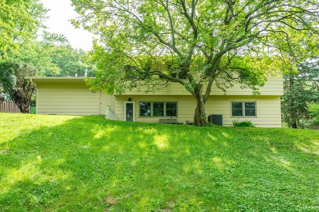 108 56th St, Des Moines, IA 50312 - rear view of house featuring a lawn