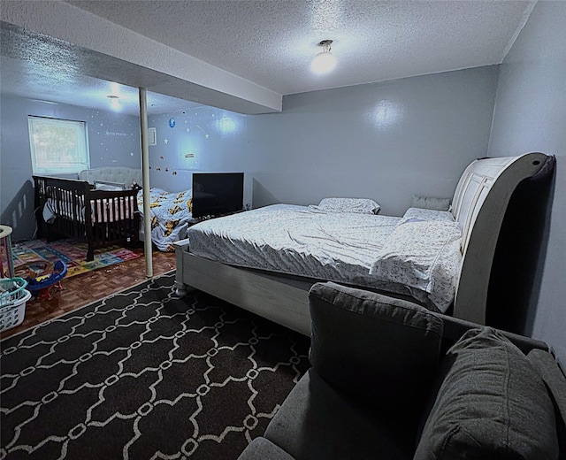 1105 Bundy St, Des Moines, IA 50315 - bedroom with a textured ceiling