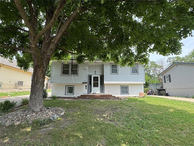 1105 Bundy St, Des Moines, IA 50315 - raised ranch featuring a front yard and brick siding