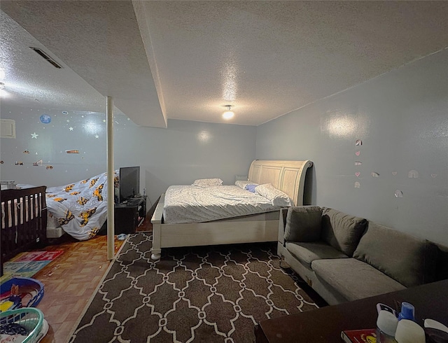 1105 Bundy St, Des Moines, IA 50315 - bedroom featuring a textured ceiling
