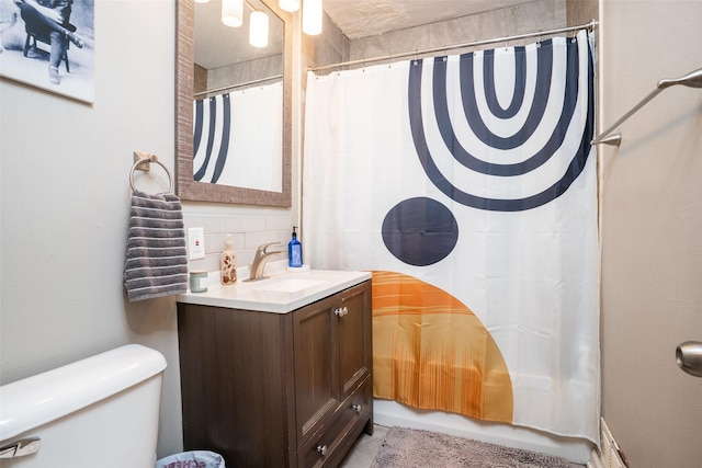 3913 Lawnwoods Dr, Des Moines, IA 50310 - bathroom featuring vanity, curtained shower, and backsplash