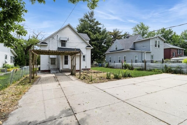 1236 York St, Des Moines, IA 50316 - view of front of home featuring concrete driveway