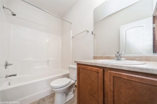 1624 NW Prairie Lakes Dr Unit 4, Ankeny, IA 50023 - full bath with vanity and shower / bathtub combination