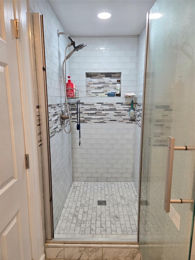 335 Palomino Pkwy, Des Moines, IA 50320 - bathroom with a shower stall