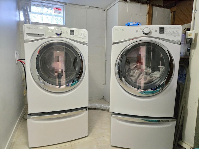 335 Palomino Pkwy, Des Moines, IA 50320 - laundry area featuring washing machine and clothes dryer and light tile patterned floors