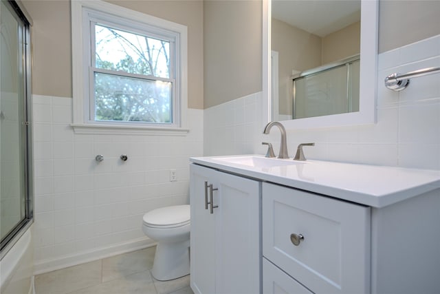 4008 Douglas Ave, Des Moines, IA 50310 - full bathroom featuring tile walls, tile patterned floors, vanity, and wainscoting