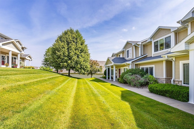 2240 Hart Ave Unit 4, Des Moines, IA 50320 - view of green lawn