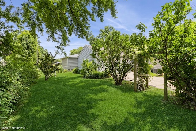 3709 Aurora Ave, Des Moines, IA 50310 - view of green lawn