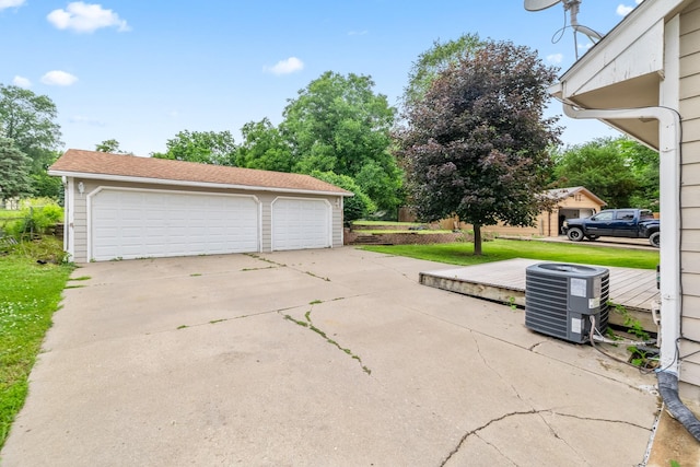 2316 SE 17th St, Des Moines, IA 50320 - view of detached garage