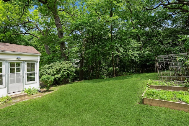 2625 38th St, Des Moines, IA 50310 - view of green lawn featuring a vegetable garden