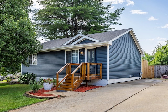 21 E Payton Ave, Des Moines, IA 50315 - view of front facade featuring a shingled roof